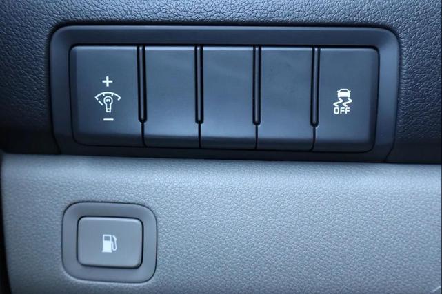 Photo of 2015 Bright Silver Kia Sedona