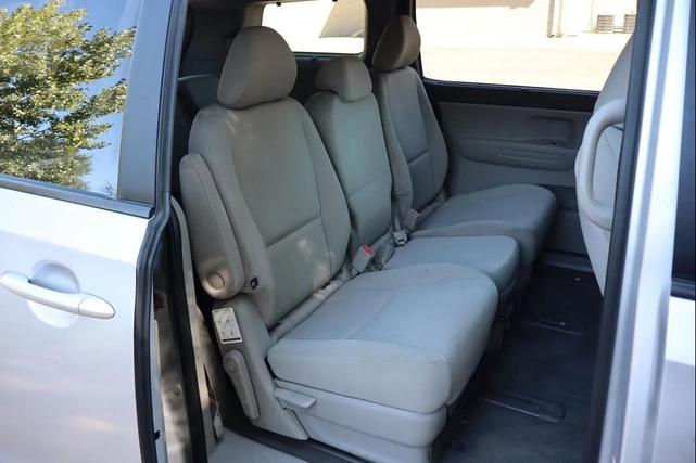 Photo of 2015 Bright Silver Kia Sedona