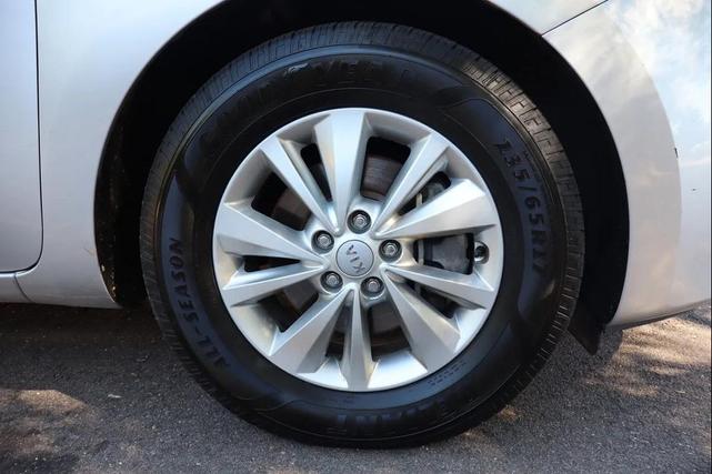 Photo of 2015 Bright Silver Kia Sedona