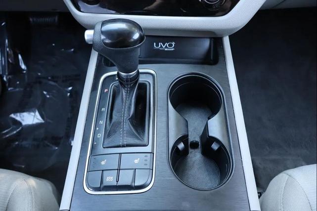 Photo of 2015 Bright Silver Kia Sedona
