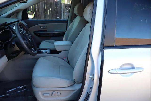 Photo of 2015 Bright Silver Kia Sedona