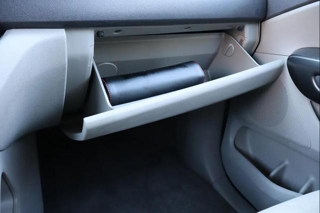 Photo of 2015 Bright Silver Kia Sedona