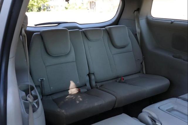 Photo of 2015 Bright Silver Kia Sedona