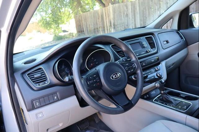 Photo of 2015 Bright Silver Kia Sedona