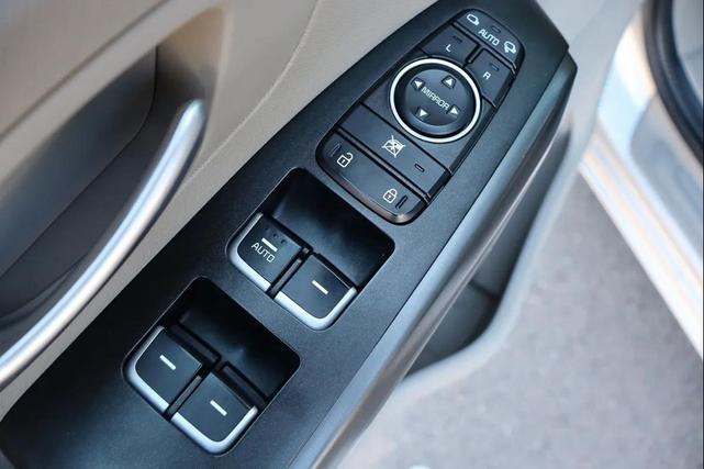 Photo of 2015 Bright Silver Kia Sedona