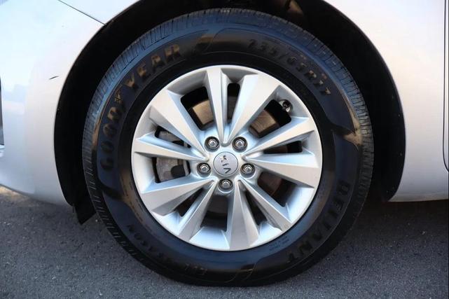 Photo of 2015 Bright Silver Kia Sedona