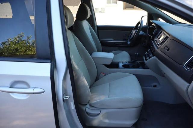 Photo of 2015 Bright Silver Kia Sedona