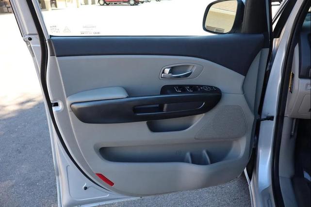 Photo of 2015 Bright Silver Kia Sedona