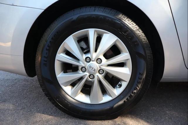 Photo of 2015 Bright Silver Kia Sedona