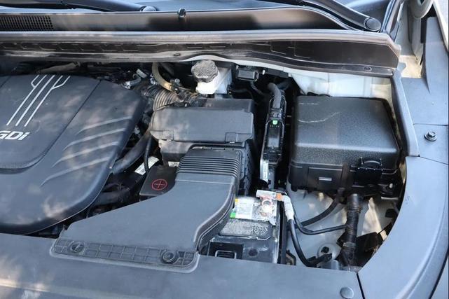Photo of 2015 Bright Silver Kia Sedona