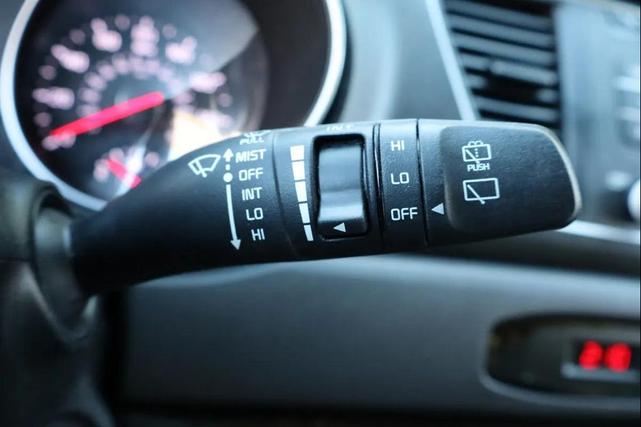 Photo of 2015 Bright Silver Kia Sedona