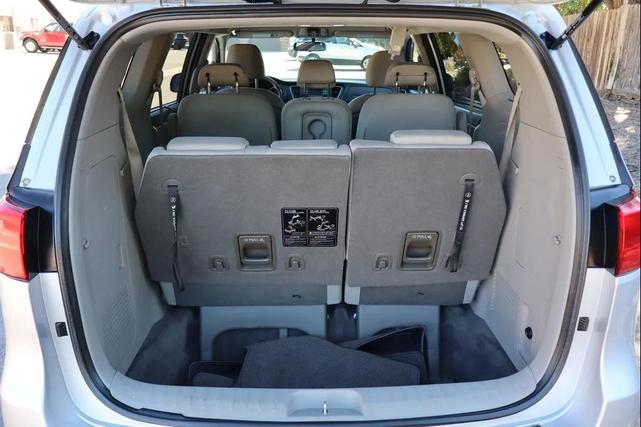 Photo of 2015 Bright Silver Kia Sedona