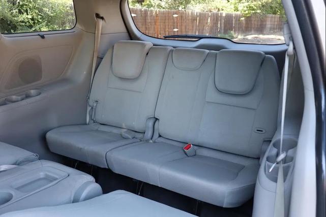 Photo of 2015 Bright Silver Kia Sedona