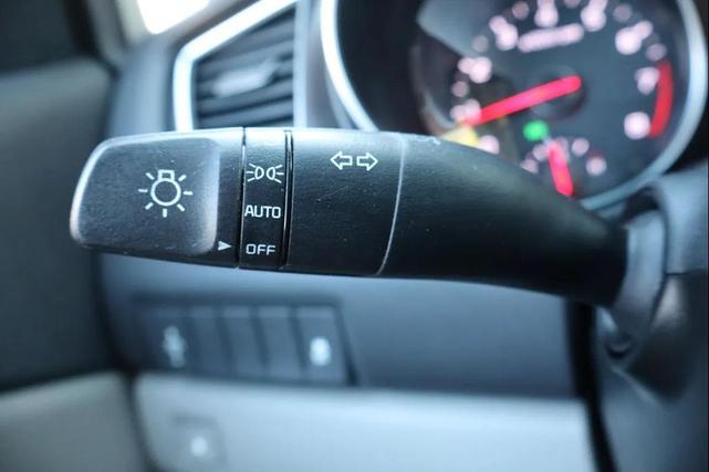 Photo of 2015 Bright Silver Kia Sedona