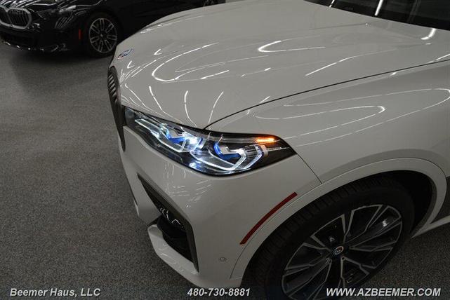 Photo of 2022 Mineral White Metallic BMW X7