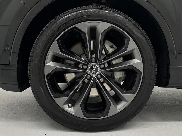 Photo of 2025 Mythos Black Metallic Audi Q7