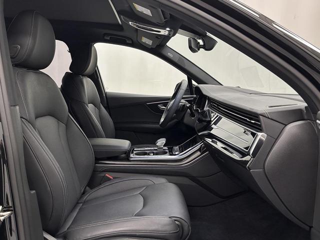 Photo of 2025 Mythos Black Metallic Audi Q7