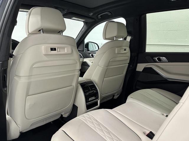 Photo of 2022 Carbon Black Metallic BMW X7