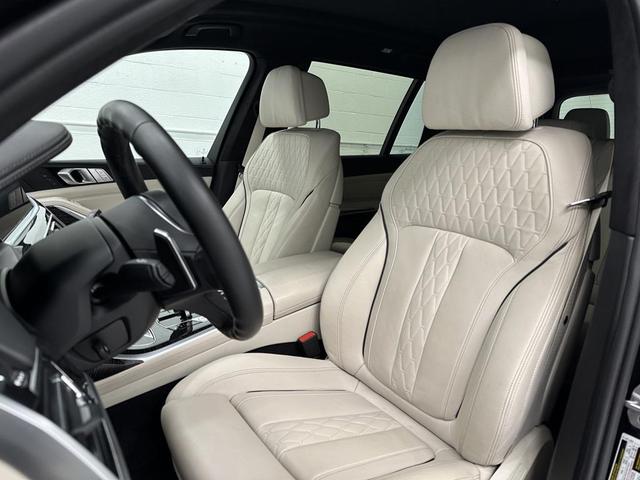Photo of 2022 Carbon Black Metallic BMW X7