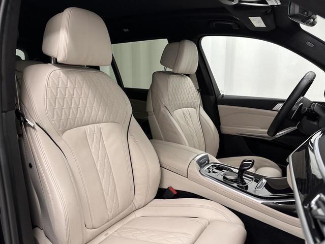 Photo of 2022 Carbon Black Metallic BMW X7