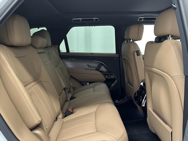 Photo of 2025 Fuji White Land Rover Range Rover Sport
