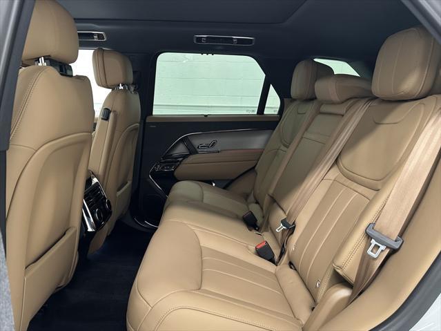 Photo of 2025 Fuji White Land Rover Range Rover Sport