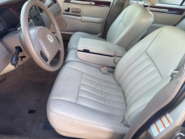 Photo of 2004 Tan Lincoln Town Car