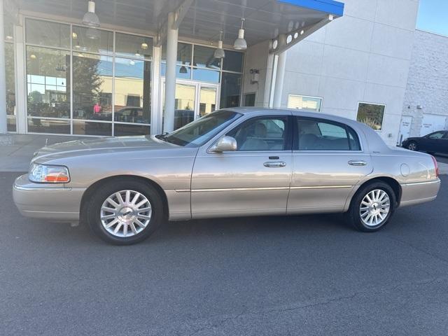 Photo of 2004 Tan Lincoln Town Car