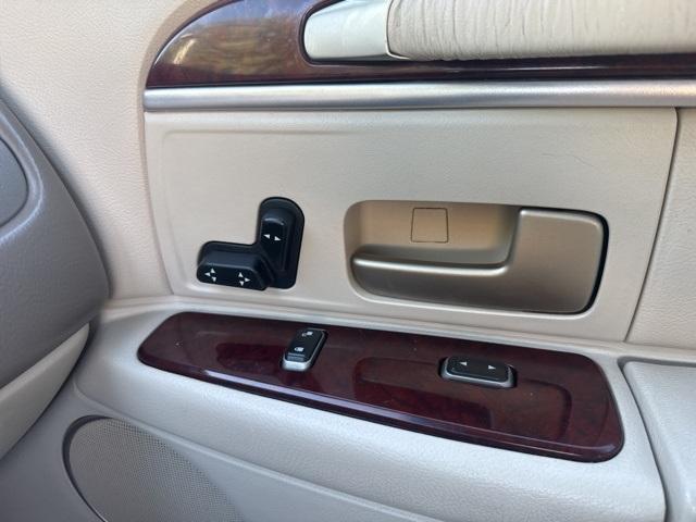 Photo of 2004 Tan Lincoln Town Car