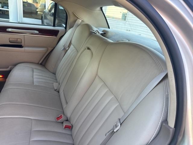 Photo of 2004 Tan Lincoln Town Car