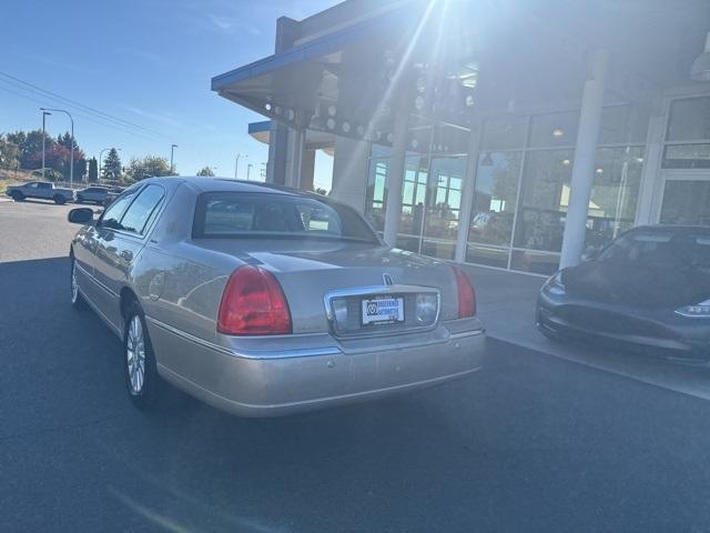 Photo of 2004 Tan Lincoln Town Car