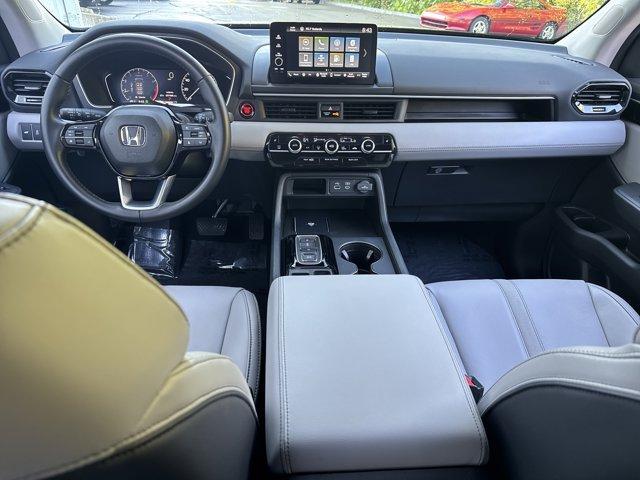 Photo of 2025 Blue Honda Pilot