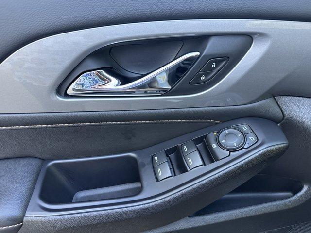 Photo of 2021 Silver Ice Metallic Chevrolet Traverse