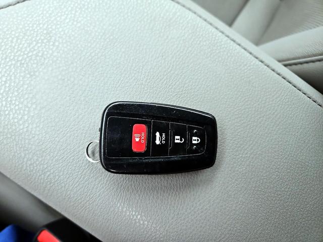 Photo of 2021 White Toyota Camry