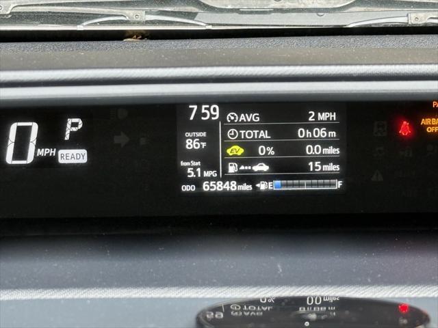 Photo of 2018 Super White Toyota Prius c
