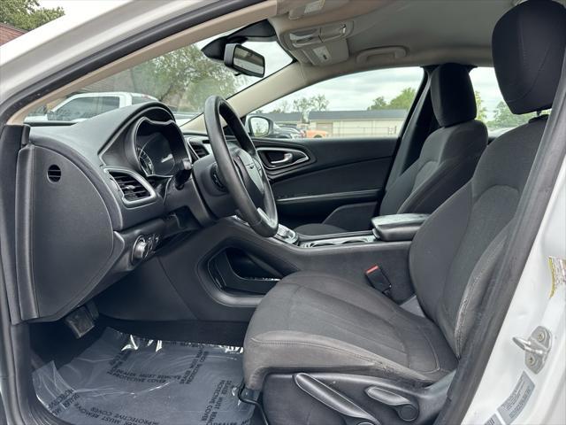 Photo of 2016 Bright White Clearcoat Chrysler 200