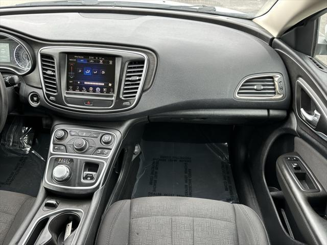 Photo of 2016 Bright White Clearcoat Chrysler 200