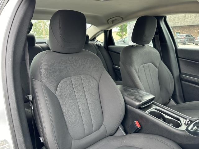 Photo of 2016 Bright White Clearcoat Chrysler 200