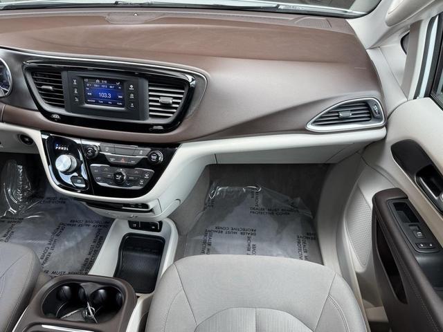 Photo of 2017 Bright White Clearcoat Chrysler Pacifica