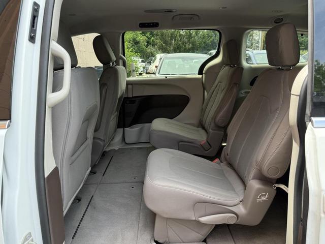 Photo of 2017 Bright White Clearcoat Chrysler Pacifica