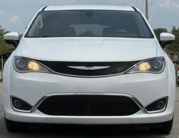 Photo of 2017 Bright White Clearcoat Chrysler Pacifica