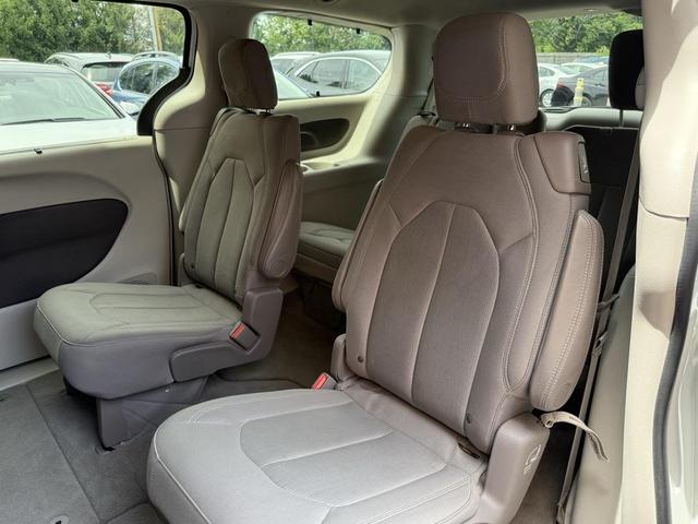 Photo of 2017 Bright White Clearcoat Chrysler Pacifica