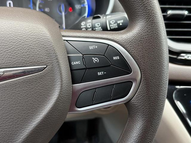 Photo of 2017 Bright White Clearcoat Chrysler Pacifica