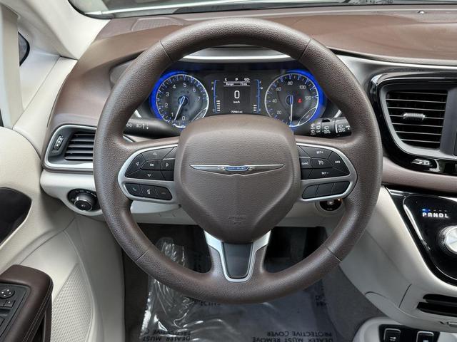 Photo of 2017 Bright White Clearcoat Chrysler Pacifica