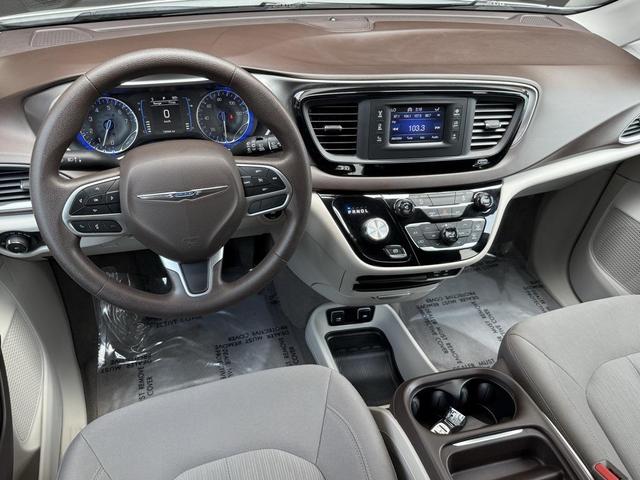 Photo of 2017 Bright White Clearcoat Chrysler Pacifica