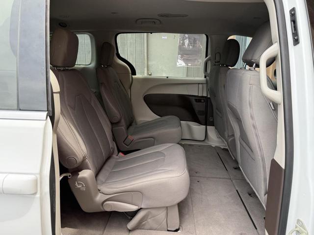 Photo of 2017 Bright White Clearcoat Chrysler Pacifica