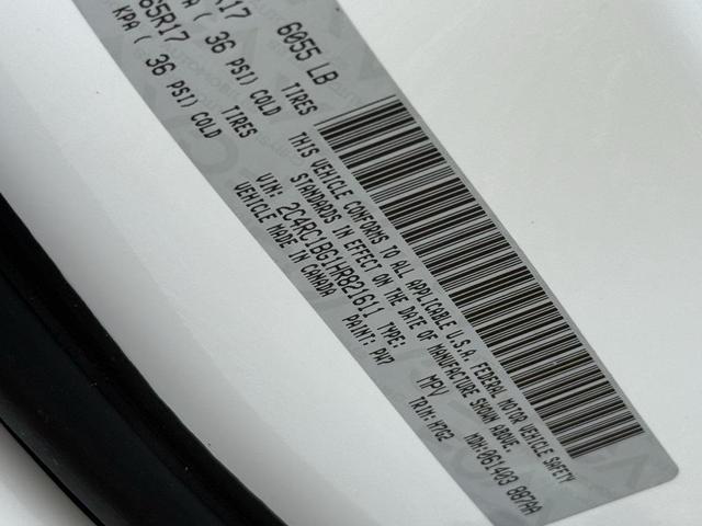 Photo of 2017 Bright White Clearcoat Chrysler Pacifica