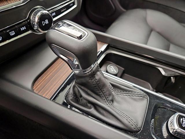 Photo of 2021 White Volvo XC60