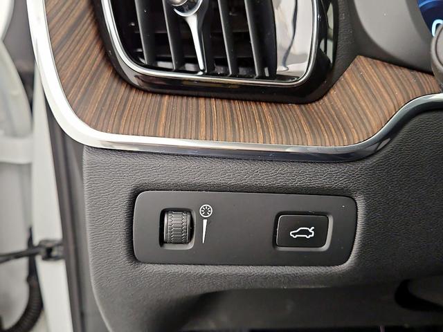 Photo of 2021 White Volvo XC60