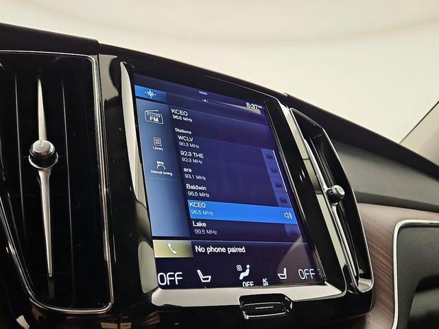 Photo of 2021 White Volvo XC60